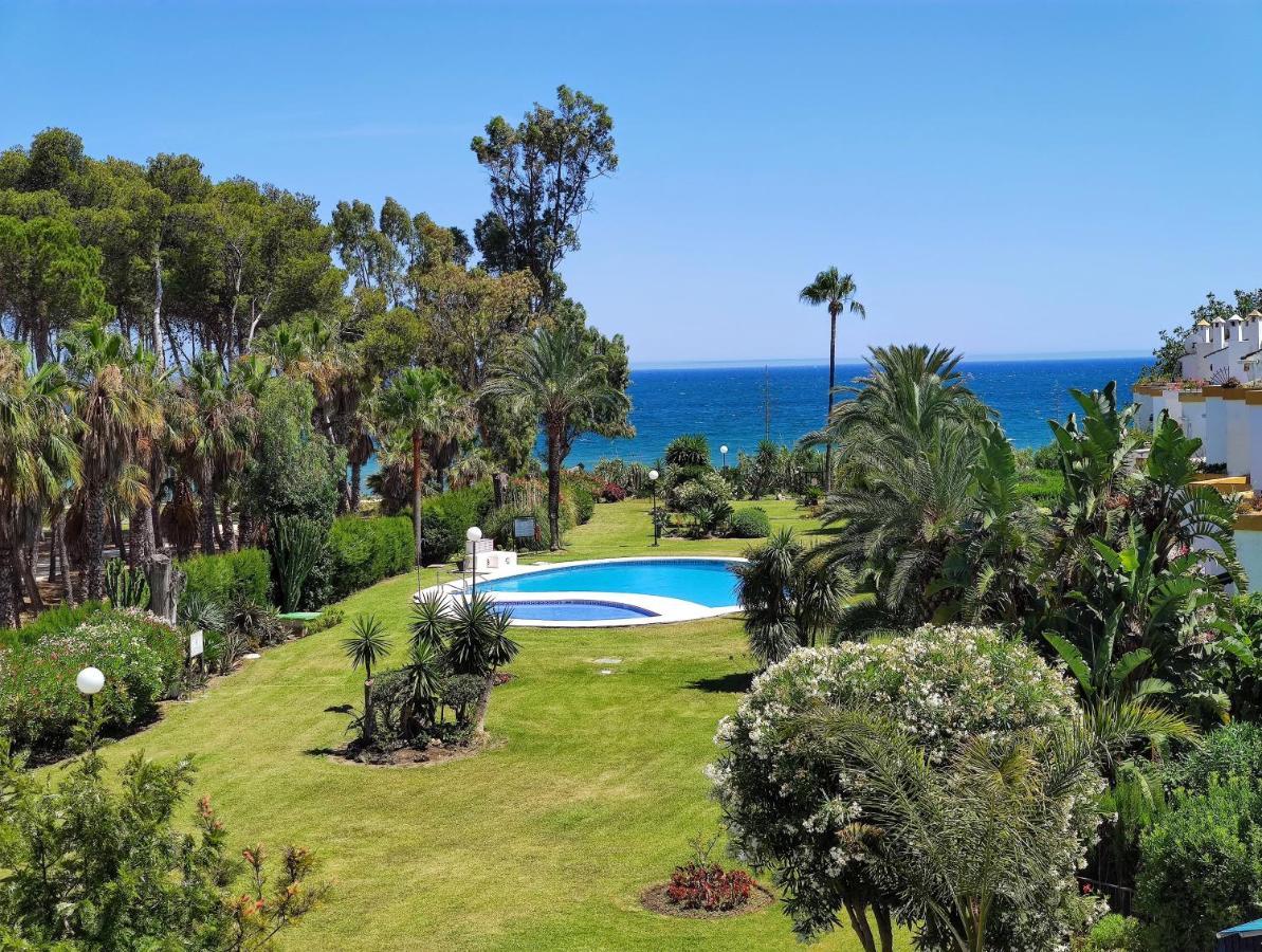 Spacious Beachfront Town House In Estepona With Fully Equipped Kitchen, Pools, Garden, Sea View Exterior foto