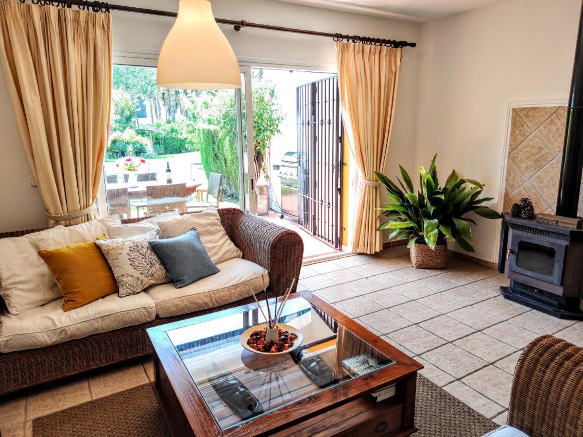 Spacious Beachfront Town House In Estepona With Fully Equipped Kitchen, Pools, Garden, Sea View Exterior foto