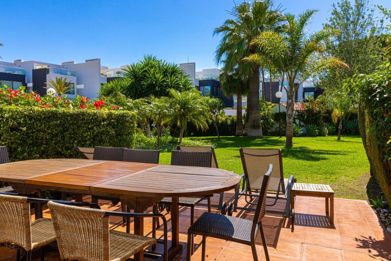 Spacious Beachfront Town House In Estepona With Fully Equipped Kitchen, Pools, Garden, Sea View Exterior foto